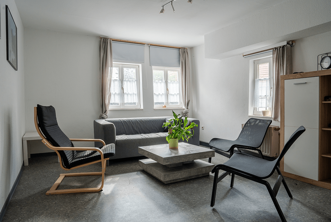 jwg-korbach-standort-traenkestrasse-wohnzimmer01-800x600
